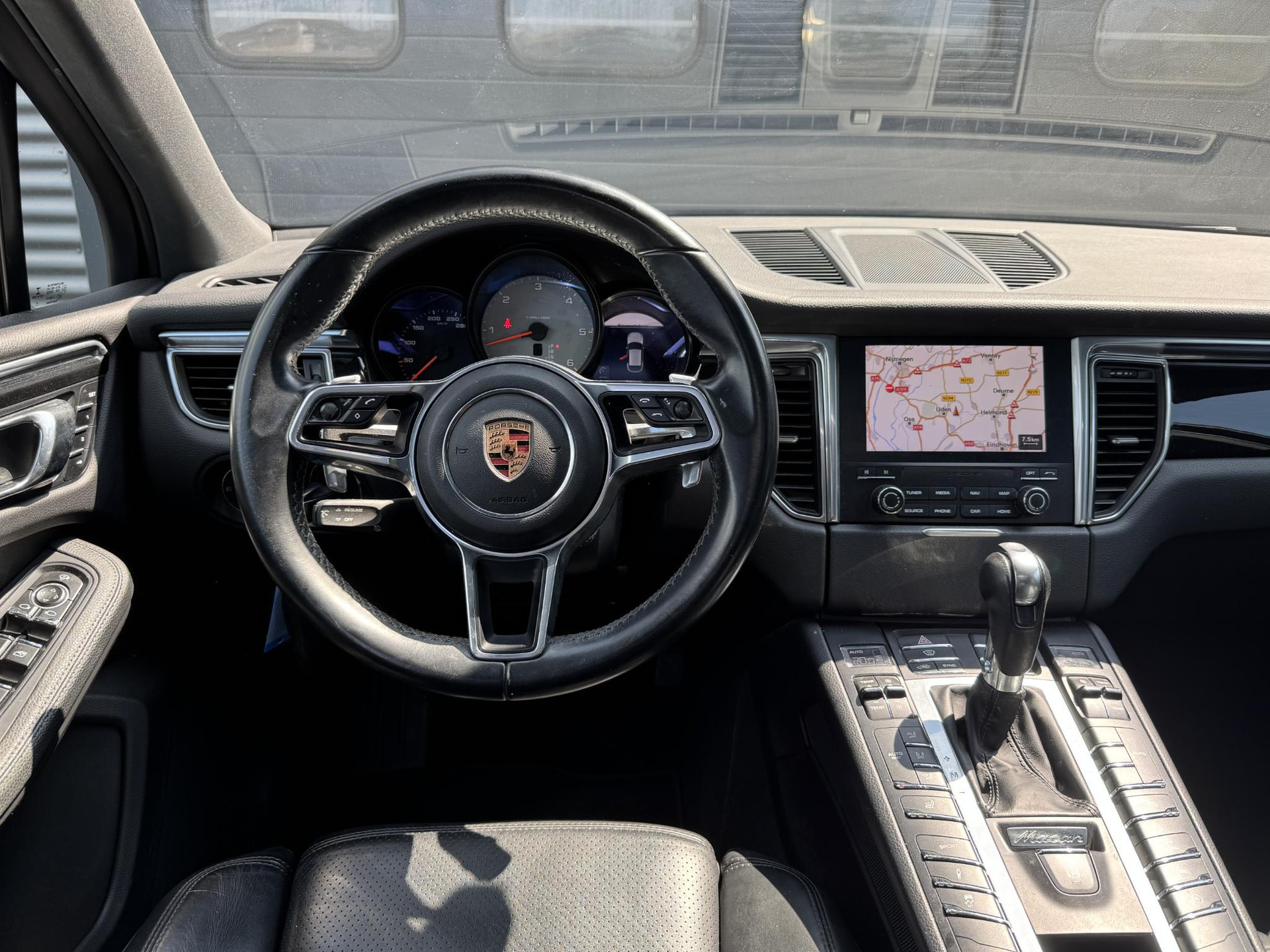 45806154-11.jpg