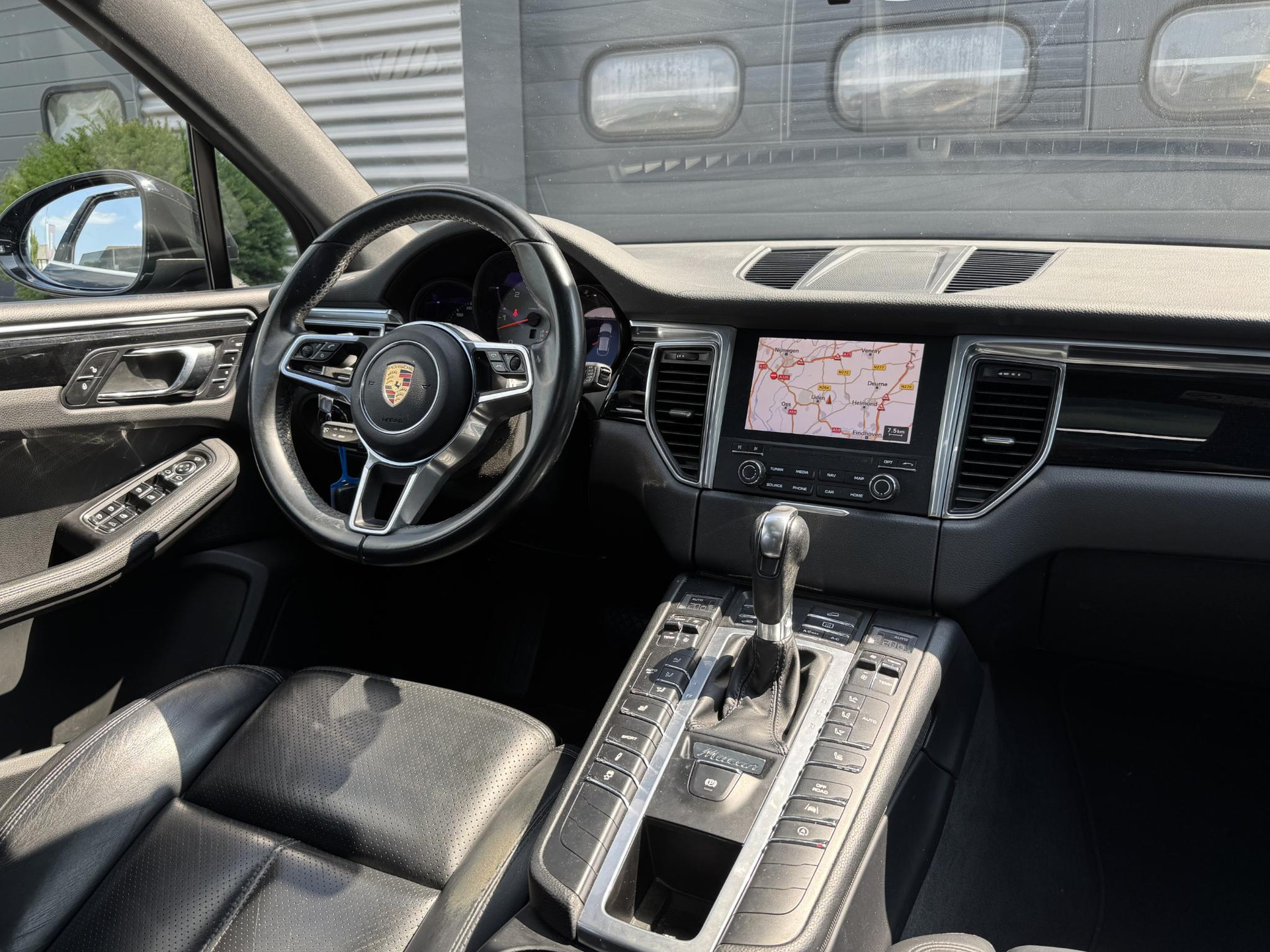 45806154-2.jpg