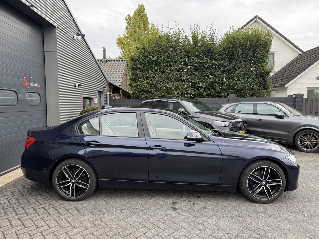 55996381-3.jpg